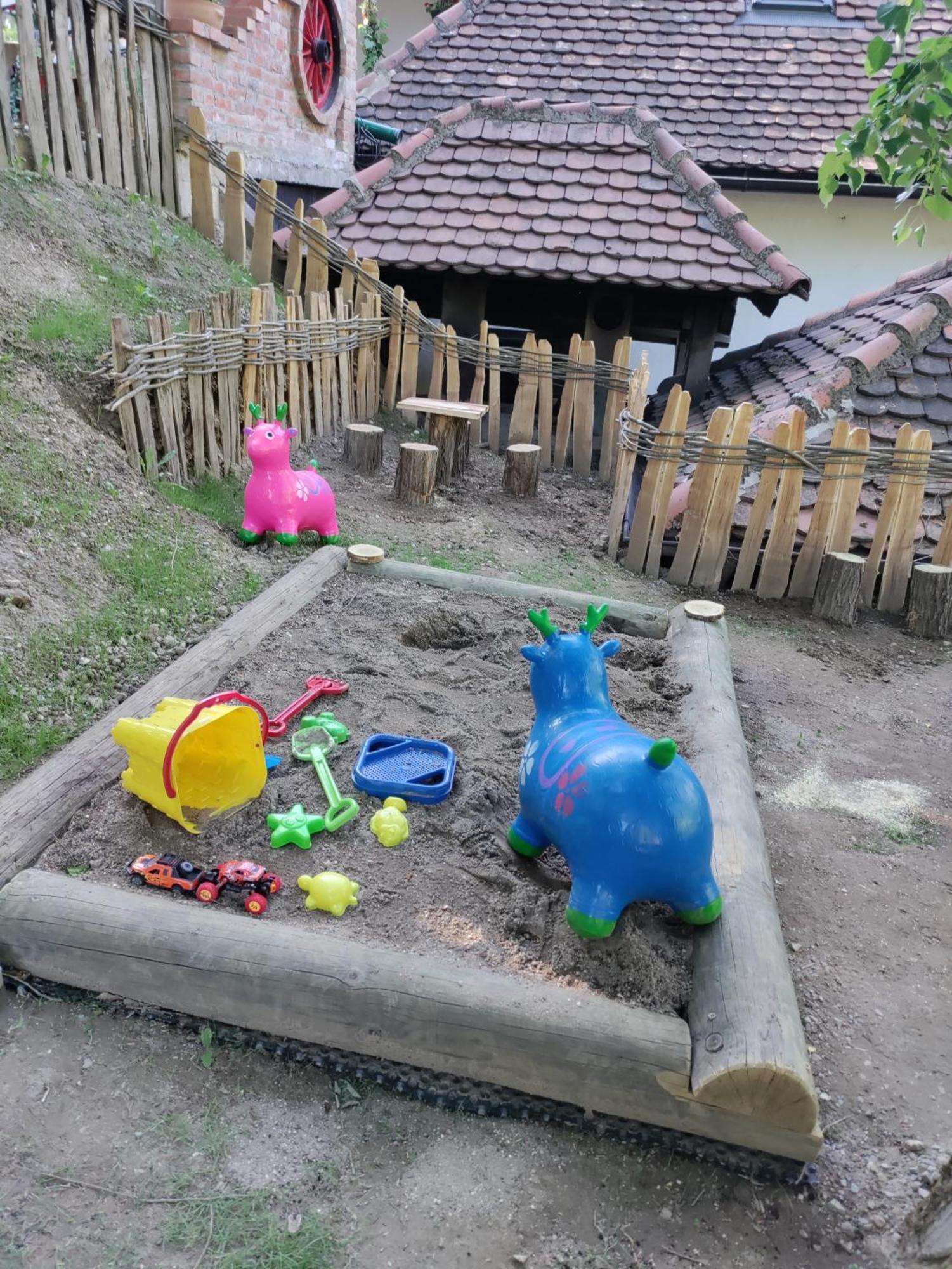 Konak Lecic Trsic エクステリア 写真